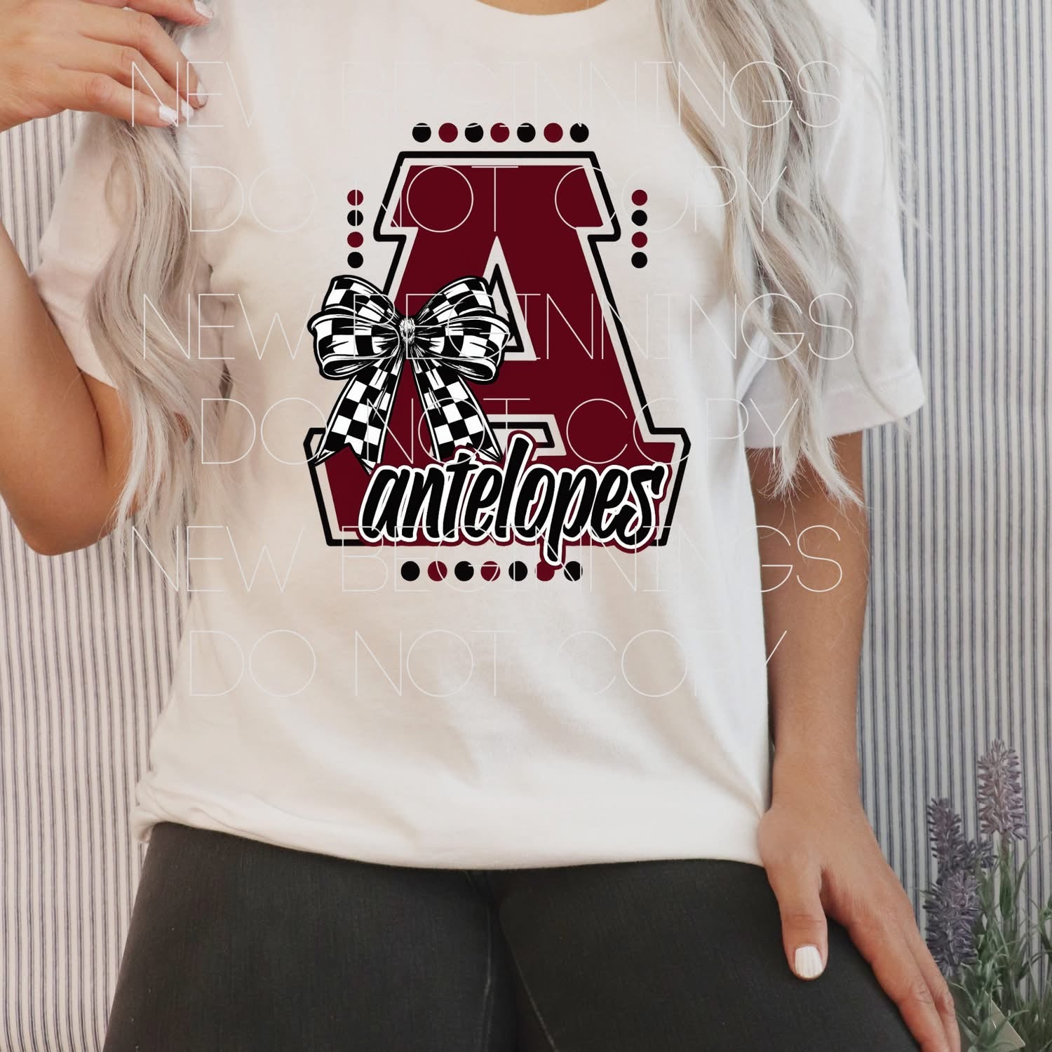 Antelopes A checkered bow tee